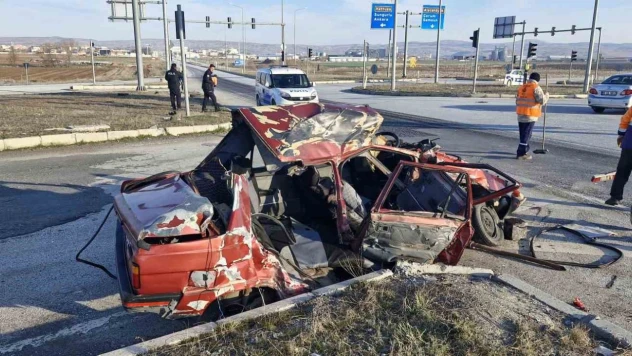 Kamyon, Çarptığı Otomobili Biçti: 1 Ağır Yaralı