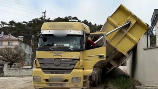 Kamyon Kasası Lise Bahçesinin Duvarına Devrildi!