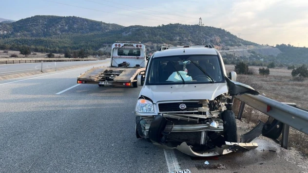 Kamyonet bariyerlere çarptı 4 YARALI