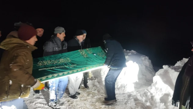 Kapanan Köy Yolu Cenaze İçin Açıldı