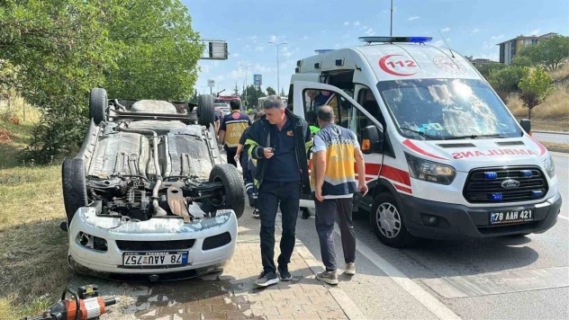 Kaputu Açılan Otomobile Çarptı