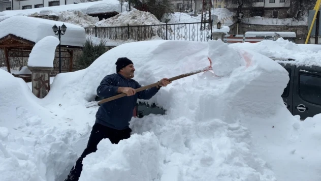 Kar Altında Araçlarını Arıyorlar