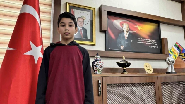 Kar Altında İstiklal Marşı'na Eşlik Eden Türkmen Öğrenci Ödüllendirildi