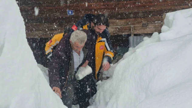Kar Nedeniyle Mahsur Kalan Hastayı Sağlık Ekipleri Kurtardı