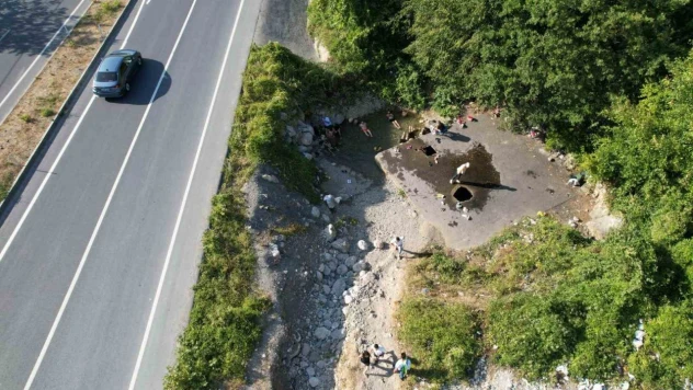 Kara Yolunun Kenarındaki Şifalı Kaynağı Ilıksu Tesis Bekliyor