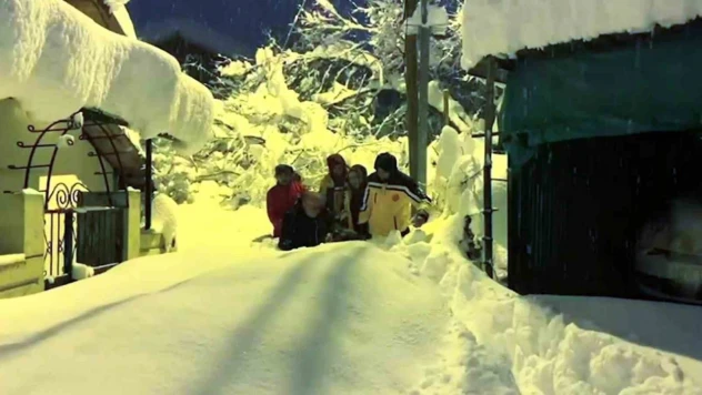 Karabük'te 80 Santimetre Karı Aşıp Yaşlı Kadını Taşıdılar