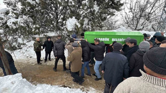 Yaşlı Kadın Toprağa Verildi