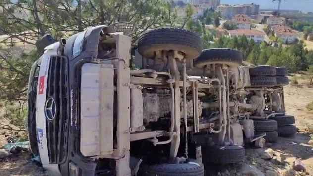 Beton Mikseri Devrildi: Sürücü Yaralandı