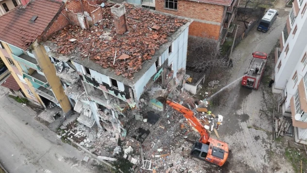 Hasar Gören Bina 3 Yıl Sonra Yıkılıyor