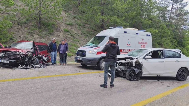 Karabük'te İki Otomobil Kafa Kafaya Çarpıştı: 8 Yaralı