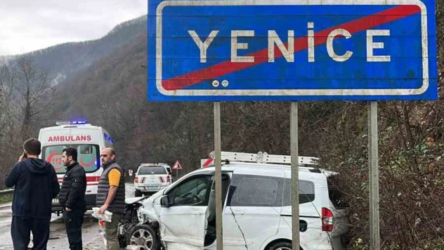 Karabük'te İki Otomobil Çarpıştı!