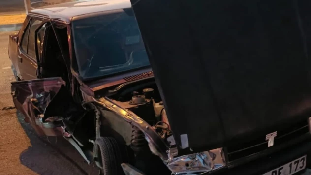 Karabük'te Kamyonet İle Otomobil Çarpıştı: 2 Yaralı