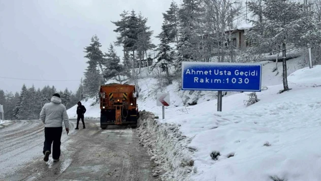 Karabük'te Kar Yağışıyla Birlikte Karayolları Çalışmalarını Sürdürüyor