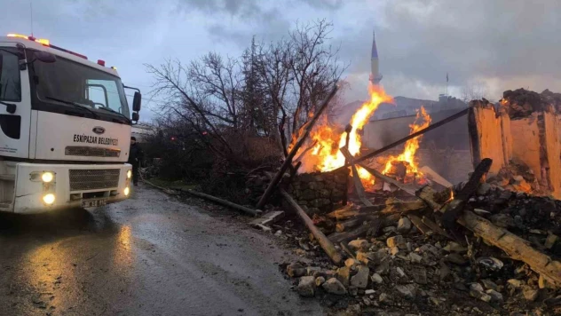 Köyde Çıkan Yangın 4 Evi Ve Bir Ahırı Küle Çevirdi