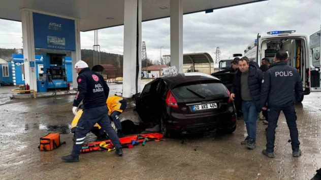 LPG İstasyonuna Çarpan Otomobildeki 5 Kişi Yaralandı