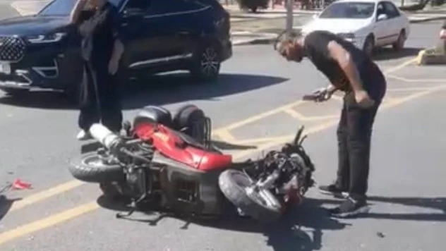 Otomobille Çarpışan Motosikletli Yaralandı