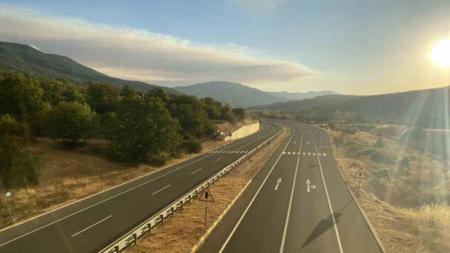 Yangın Sebebiyle Yollar Trafiğe Kapatıldı