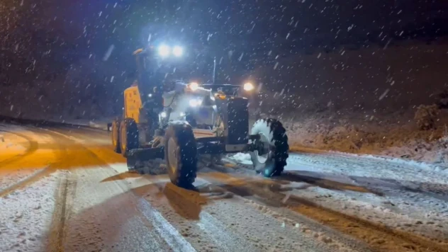 Kar Küreme Ve Tuzlama Çalışmaları Sürüyor