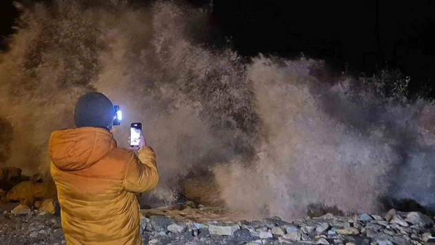 Karadeniz'de Dalgaların Boyu 8 Metreyi Aştı