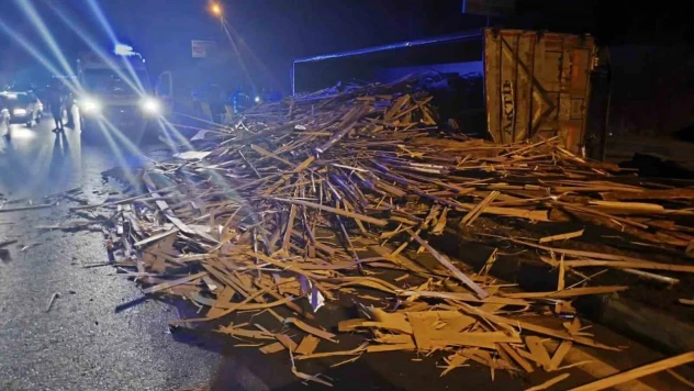 Odun Yüklü Kamyon Devrildi: 1 Yaralı