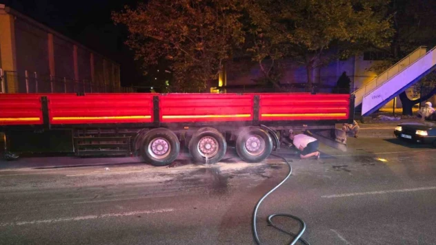 Karadeniz Ereğli'de Seyir Halindeki Tırın Lastikleri Alev Aldı