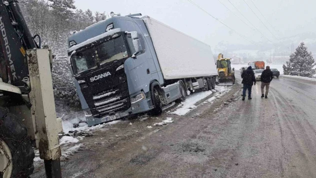 Karlı Yolda, Tır Şarampole Devrildi