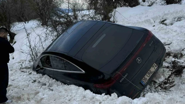 Kartalkaya Yolunda Lüks Araç Kara Saplandı