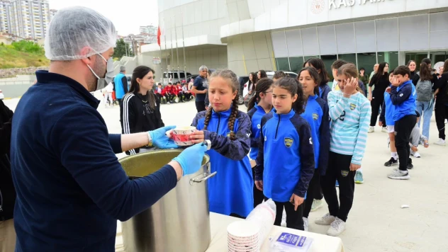 Kastamonu Belediyesi'nden Çocuklara İkram
