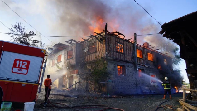 Kastamonu'da alevler 2 evi kül etti