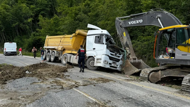 Kastamonu'da Hafriyat Kamyonu Devrildi: 1 Ölü