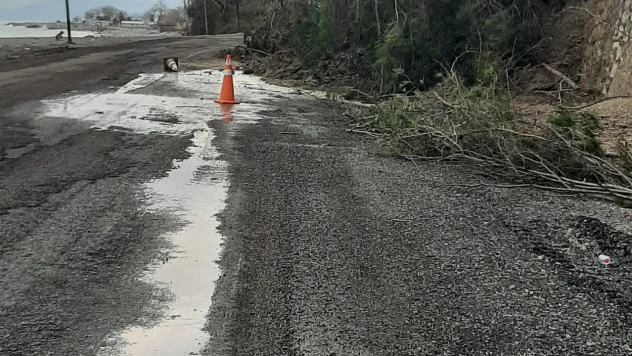 Çatalzeytin'de Heyelan Yolu Kapattı