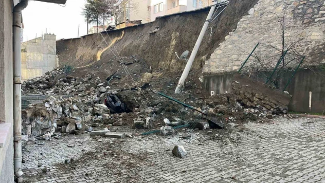 Kastamonu'da İstinat Duvarı Çöktü, 7 Araç Zarar Gördü