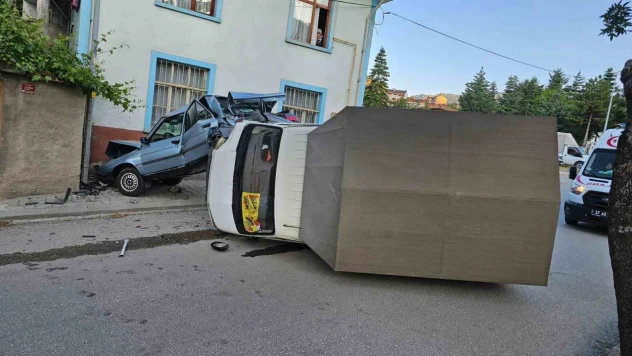 Kamyonet Otomobile Çarptı: 1 Yaralı