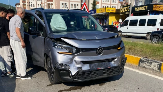 Kavşakta Zincirleme Kaza : 1 Yaralı