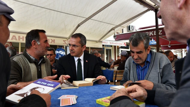 Kaymakam, kahvehanede kitap okudu
