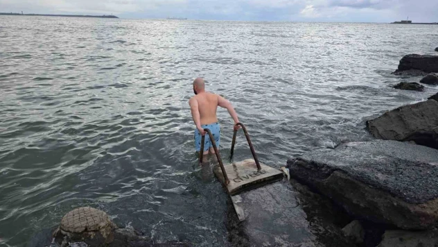 Soğuk Havaya Aldırış Etmeden Denize Girdi