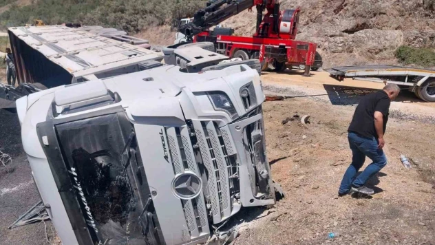 Kömür Yüklü Tır Devrildi