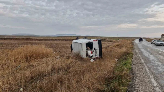 Minibüs Tarlaya Devrildi: 3 Yaralı