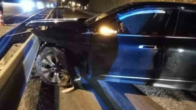 Kontrolden Çıkan Otomobil Bariyerlere Çarptı