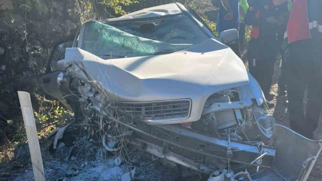 Kontrolden Çıkan Otomobil Duvara Çarptı