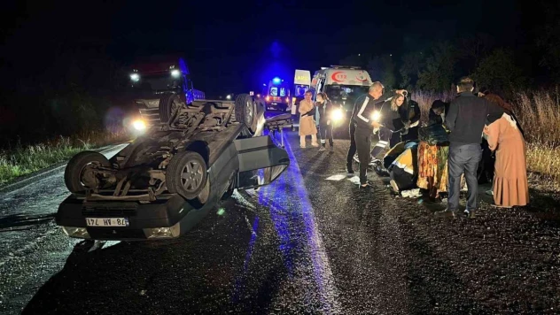 Otomobil Takla Atıp Ters Döndü: 1'i Çocuk 4 Yaralı