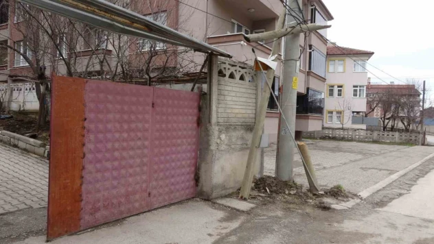 Kastamonu'da Otomobil Kalabalığın Arasına Daldı