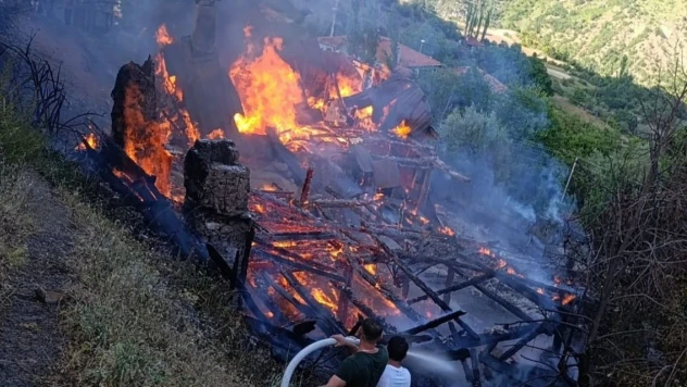 Köyde Çıkan Yangın 2 Evi Küle Çevirdi