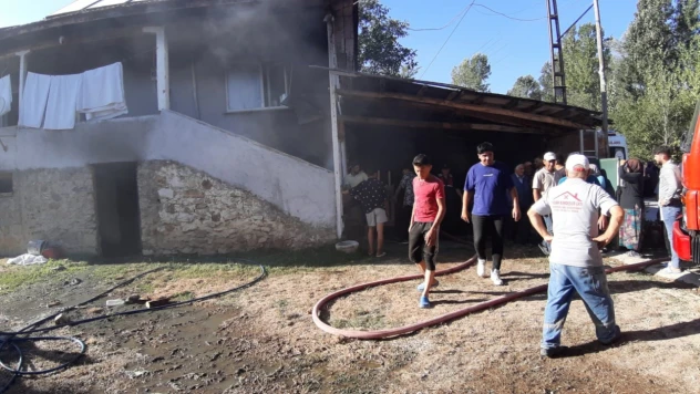 Köylüler seferber oldu, 3 kişi yanan evden kurtarıldı