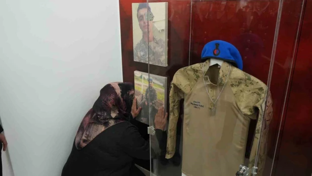 Oğlunun Fotoğrafını Severek Gözyaşı Döktü