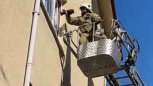 Lavaboda Felaşan Şahıs, Evin Camı Kırılarak Kurtarıldı