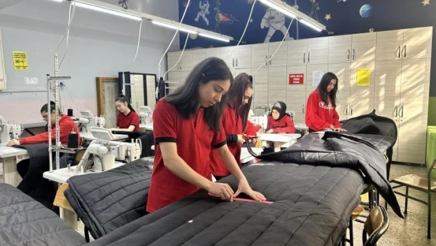 Lise öğrencileri uyku tulumu dikiyor