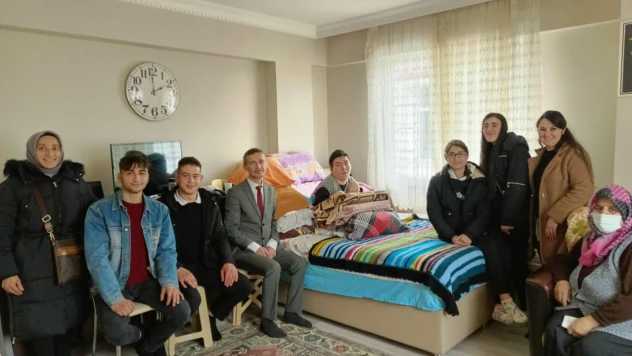 Liseli öğrenciler vatandaşların yanında