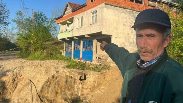 Dört Aydır Heyelanda Çöken Yolun Yapılmasını Bekliyorlar