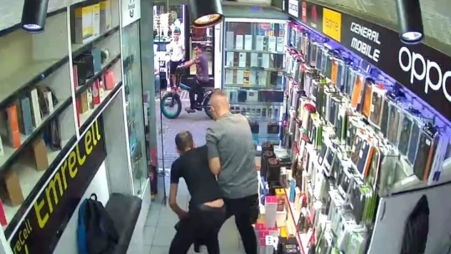 Maket Bıçağıyla Telefon Dükkanına Girdi